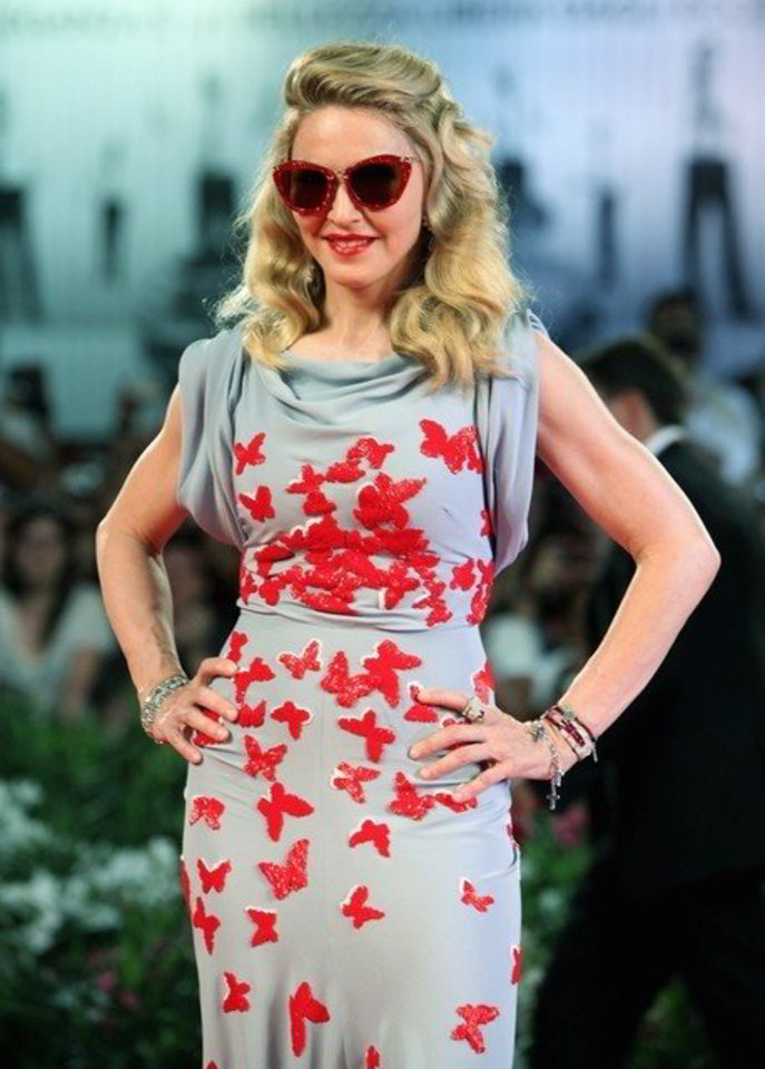 Madonna žėrėjo drugeliais puošta suknia.