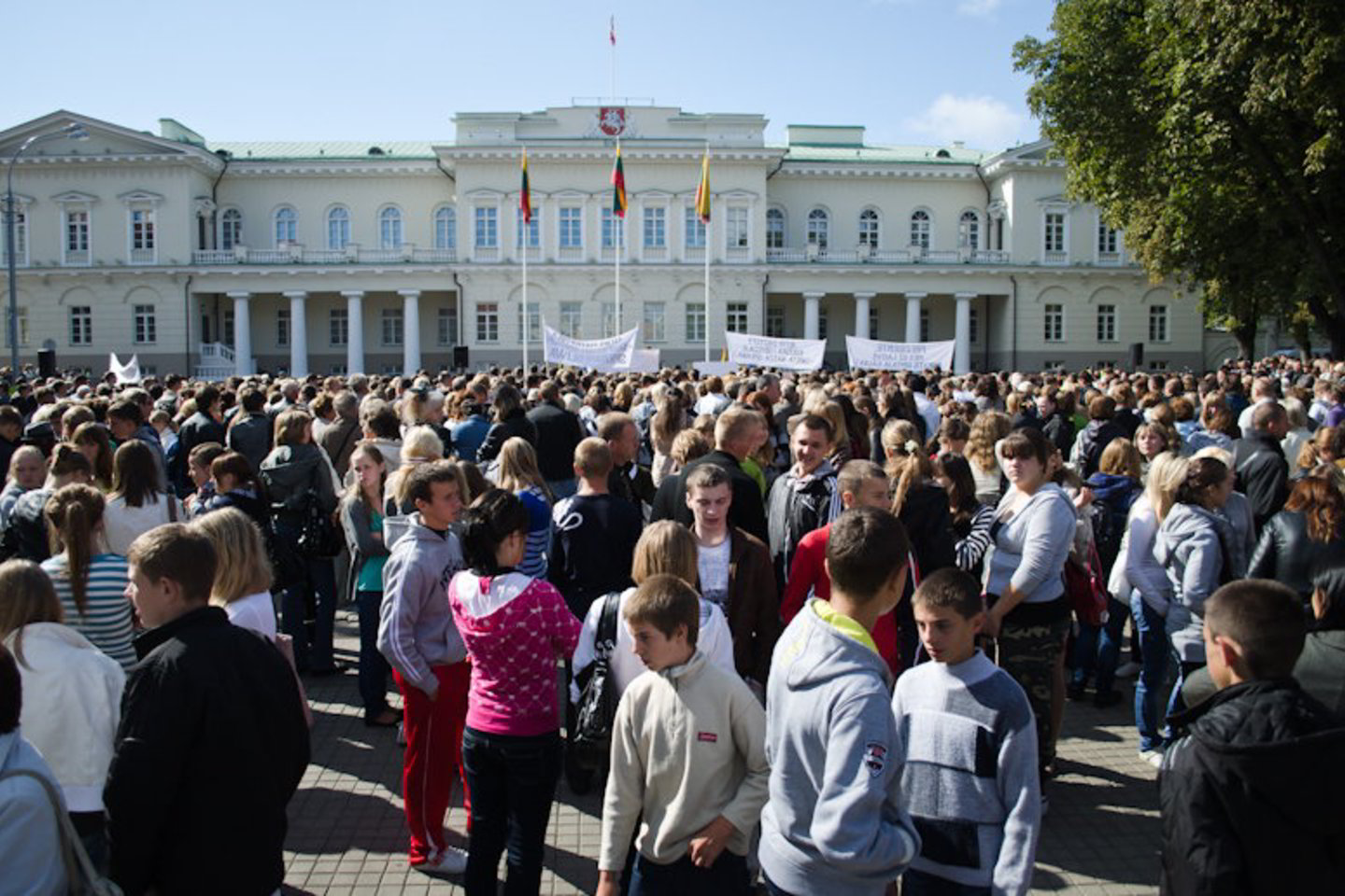 Į mitingą susirinko per tūkstantį lenkų mažumos atstovų.