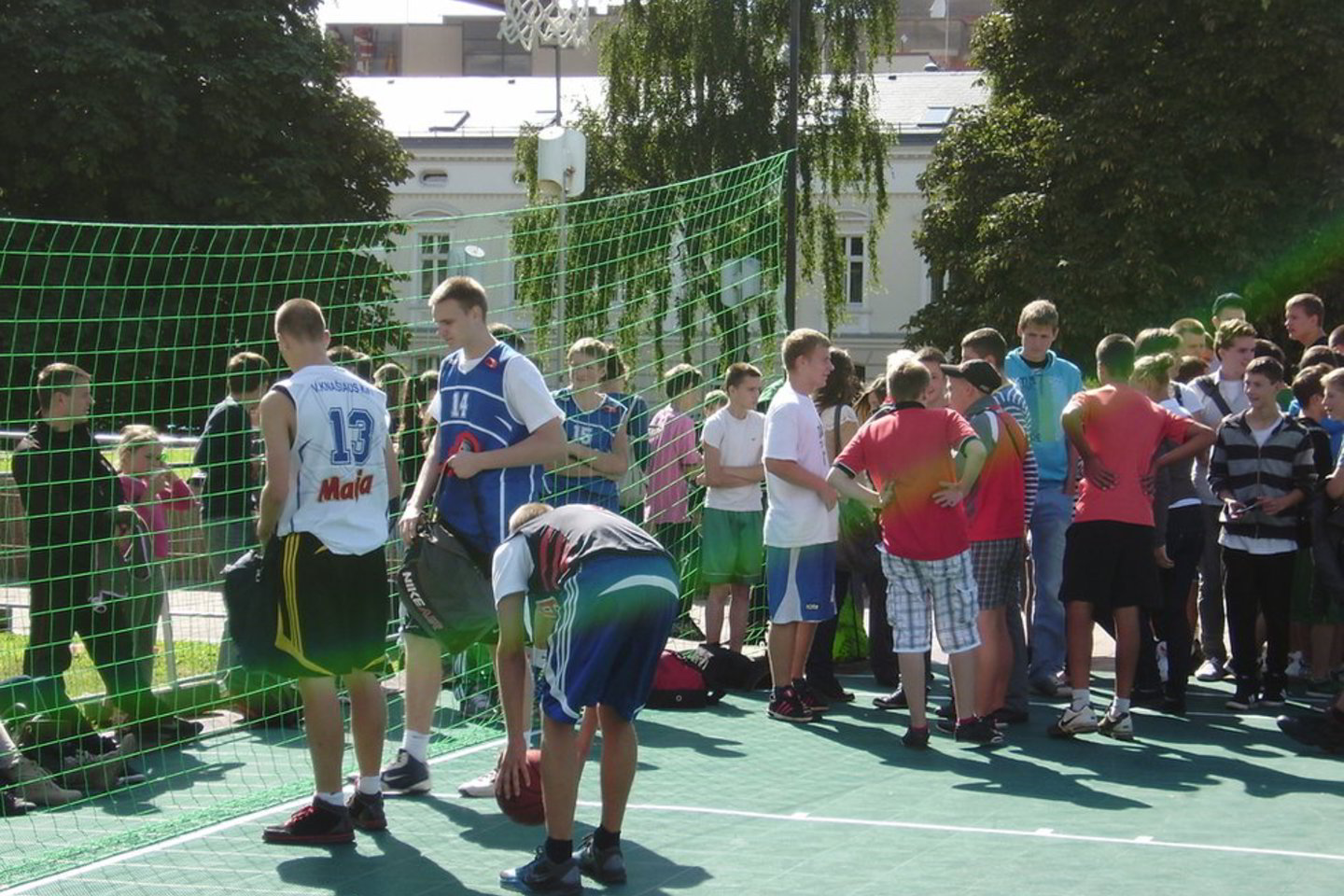 Norinčių varžytis Europos krepšinio čempionato proga įrengtoje krepšinio aikštelėje netrūko.