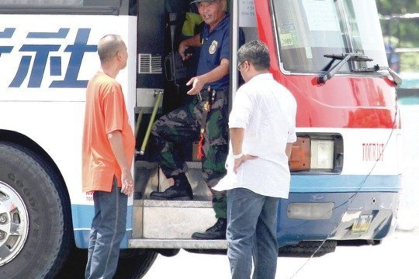 Filipinai neseniai minėjo tragiškai pasibaigusią įkaitų dramą. Jos metu oficialūs derybininkai ne tik nesugebėjo perkalbėti pagrobėjo, bet ir nepasinaudojo ne viena galimybe jį tiesiog nuginkluoti.