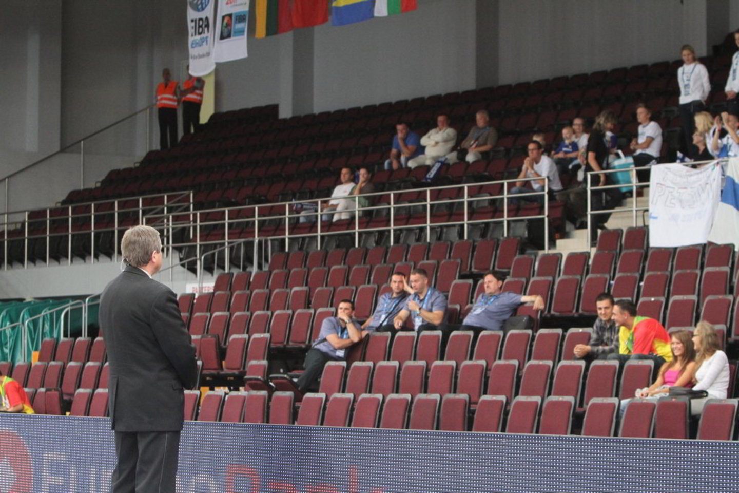 Šeštadienį Alytaus sporto arena neturėtų atrodyti nykiai - alytiškiams išdalinta 500 nemokamų bilietų.