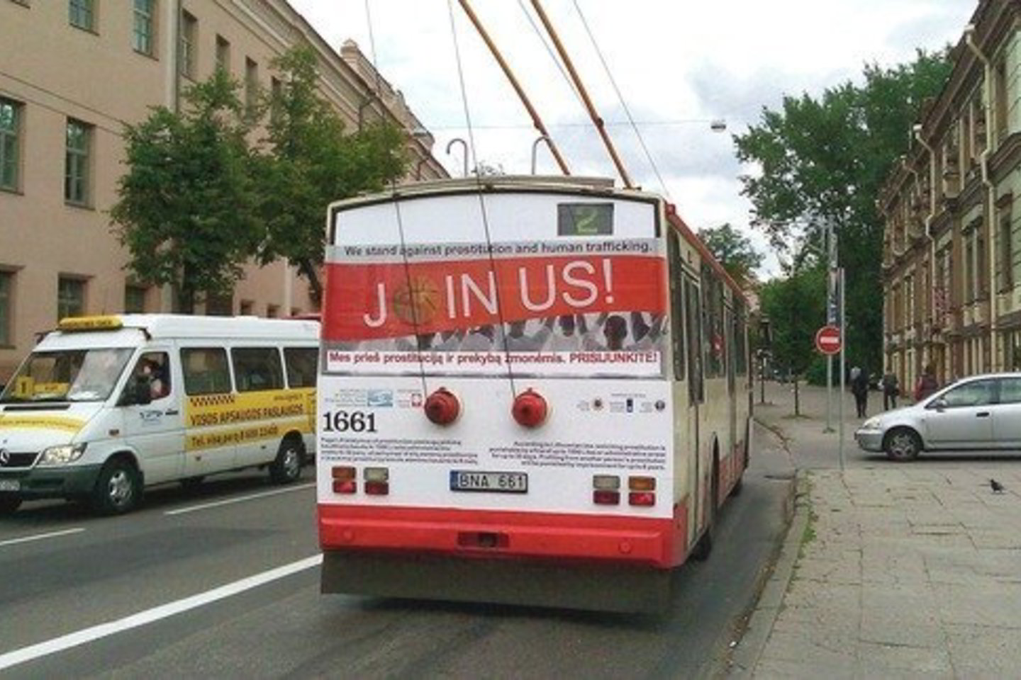 Informacija apie baudas už sekso paslaugas skelbiama ant sostinės troleibusų.
