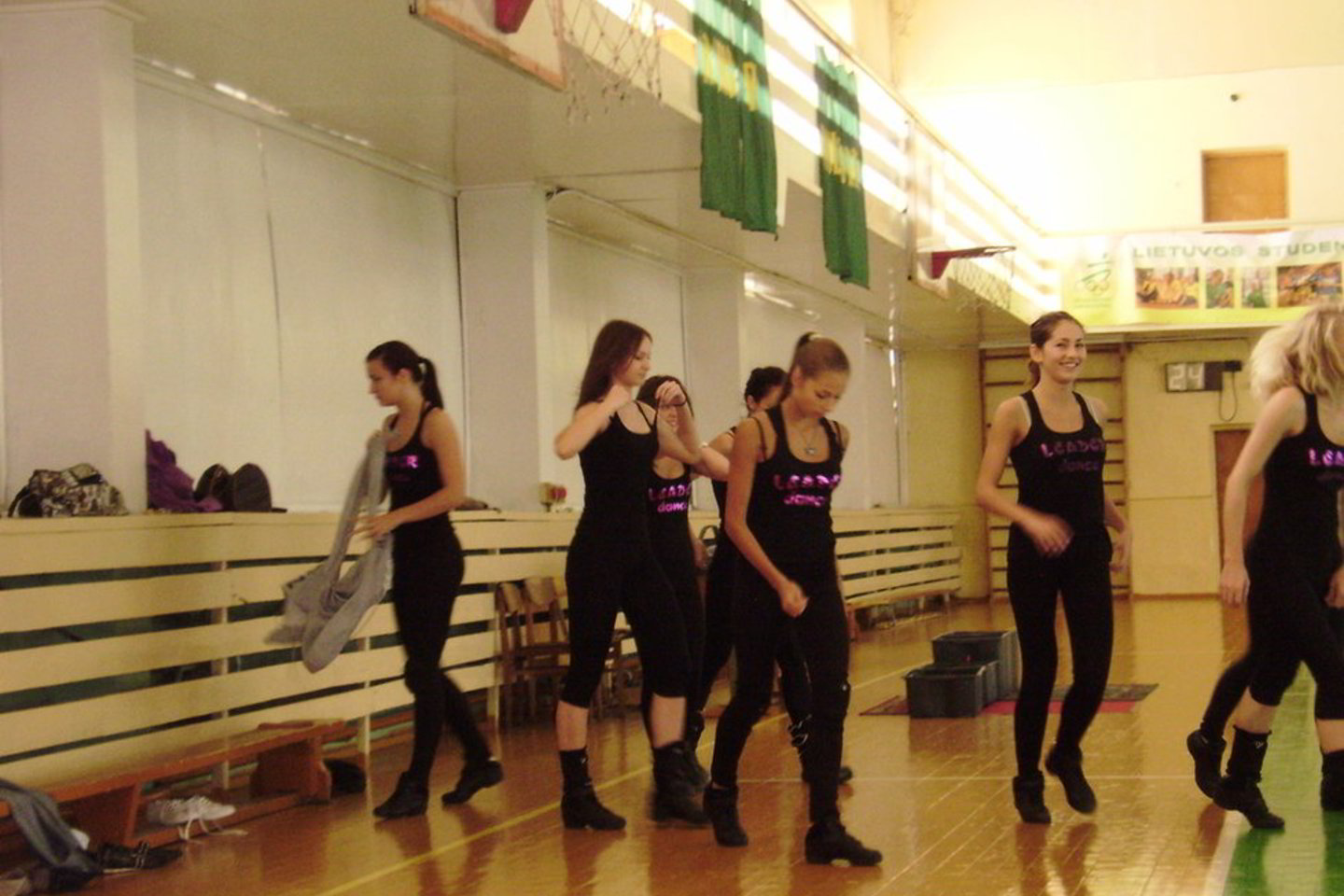 "Leader Dance" šokėjos džiaugiasi sirgalių teikiamu dėmesio. Tai joms suteikia jėgų dirbti treniruočių metu.
