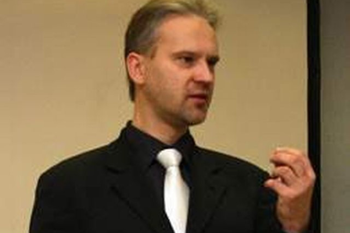 "Kai tėvai pradeda su vaikais kalbėti kaip su suaugusiais, vaikai pradeda į tai lygiuotis, pradeda mąstyti ir elgtis atsakingiau", - teigia V.Šulcas.
