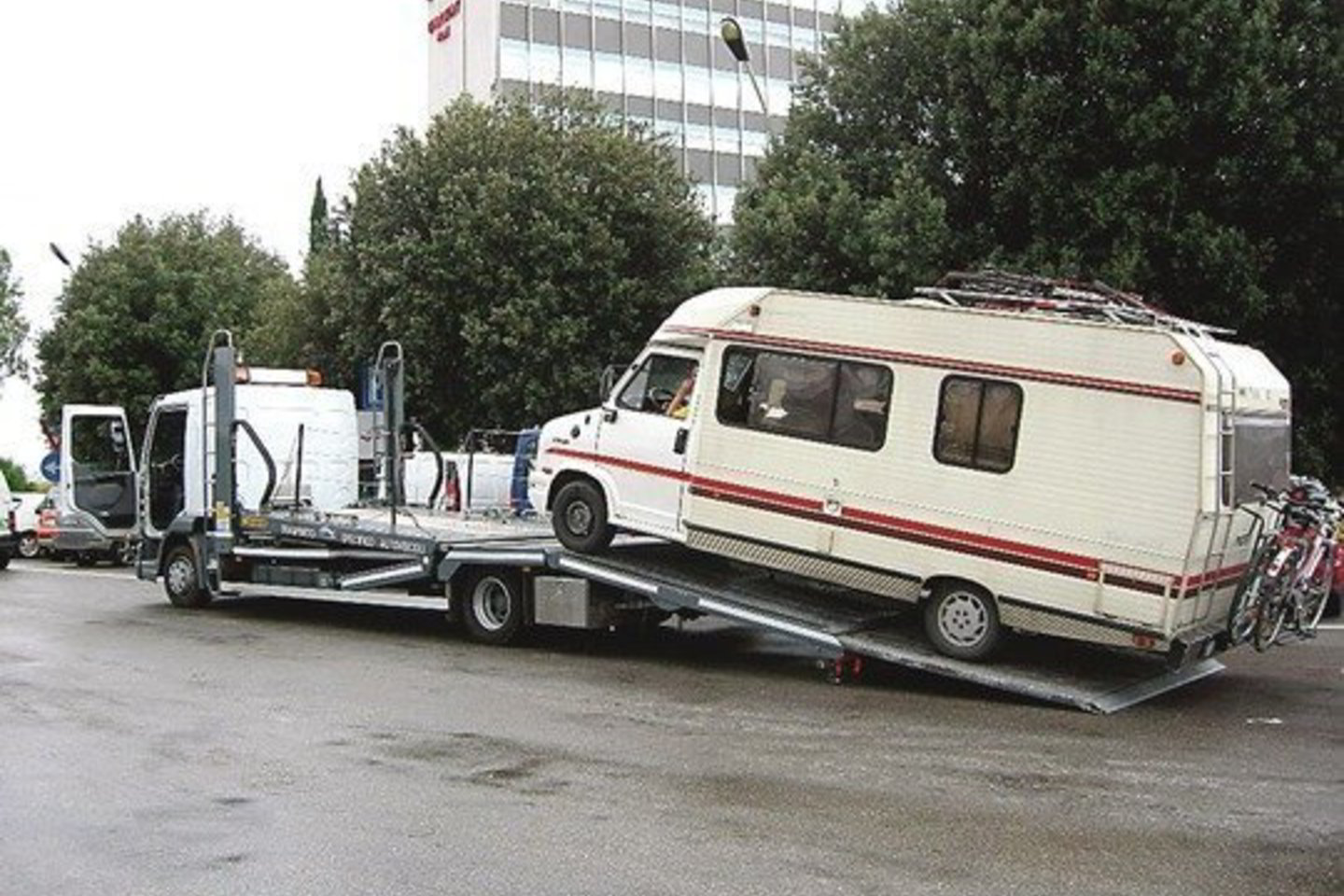Sugedus varikliui, autostradoje ties Roma įstrigusį kemperį buvo privalu kuo skubiau nutempti į automobilių servisą.