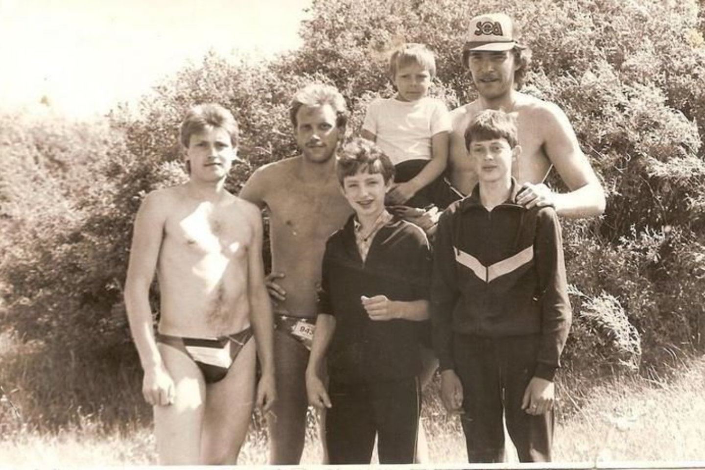 V.Jakšto (pirmoje eilėje dešinėje) atsiųsta nuotrauka su A.Braziu, R.Kurtinaičiu ir A.Saboniu pavergė lrytas.lt bičiulius tinkle "Facebook".
