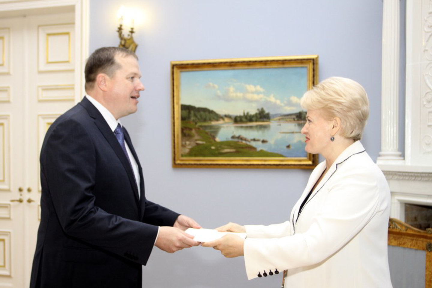 V.Pinkus nuo 1991 metų dirba Užsienio reikalų ministerijoje.
