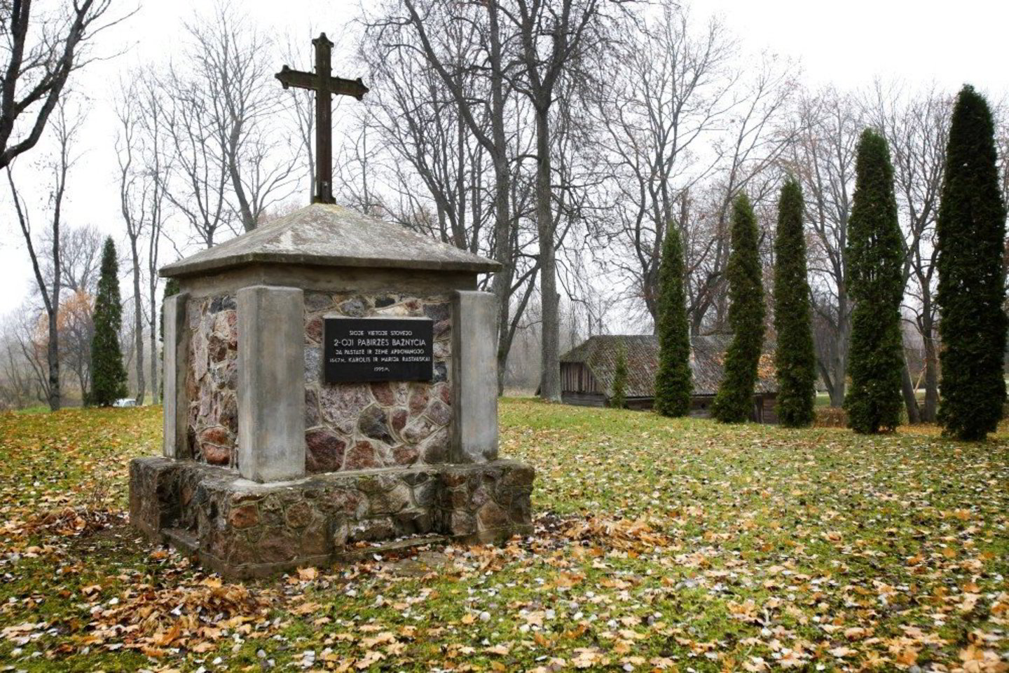 Monumentas atminti čia stovėjusioms bažnyčioms.