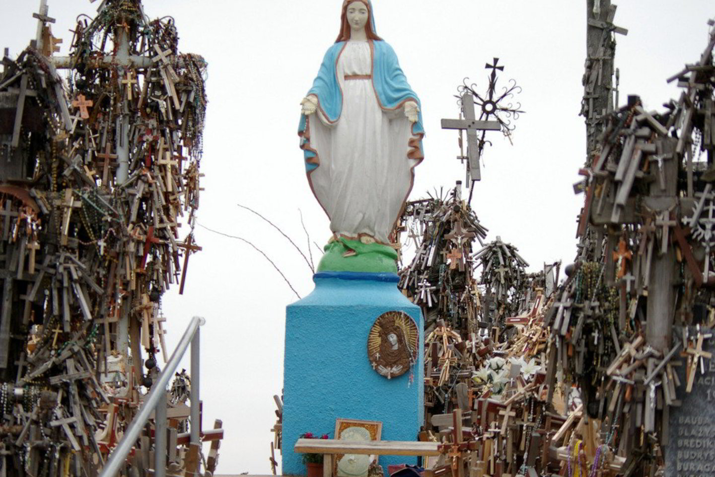 Kryžių kalno viduryje stovėjusios Marijos statulą nugriovė jos kūrėjas