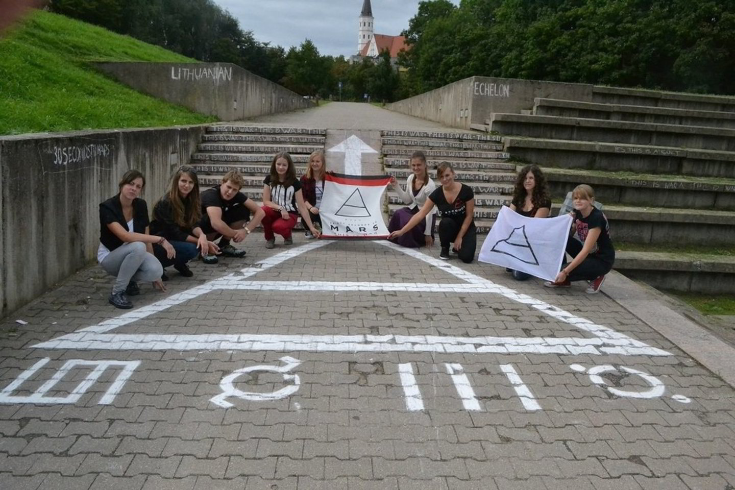 Šiaulių aikštę piešiniu dailino JAV roko grupę dievinantys vaikinai ir merginos.