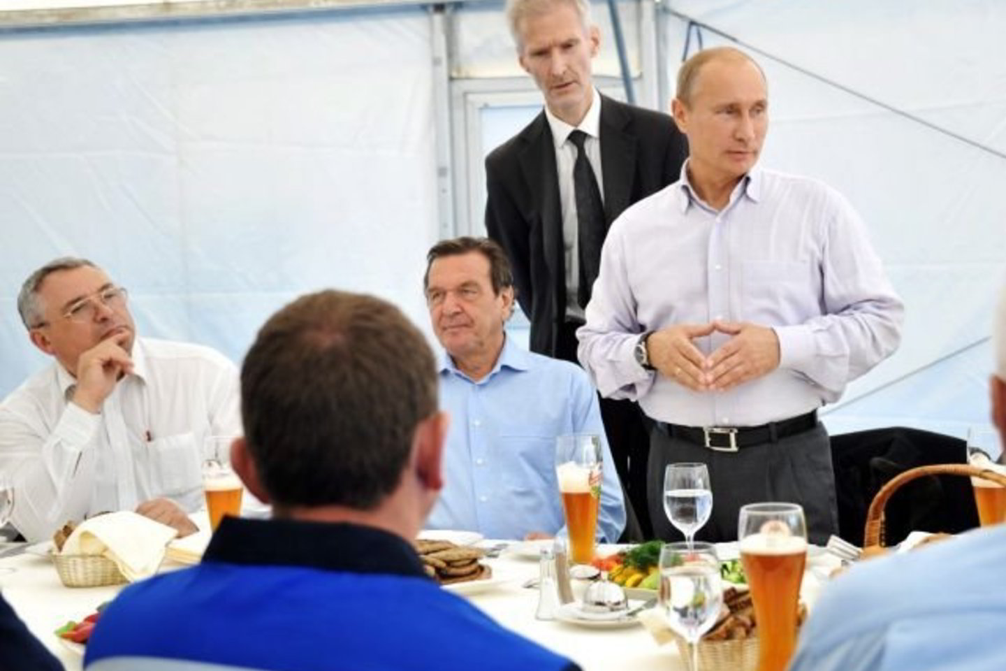 V.Putinas su G.Schroederiu ir kitais partneriais išgėrė alaus.