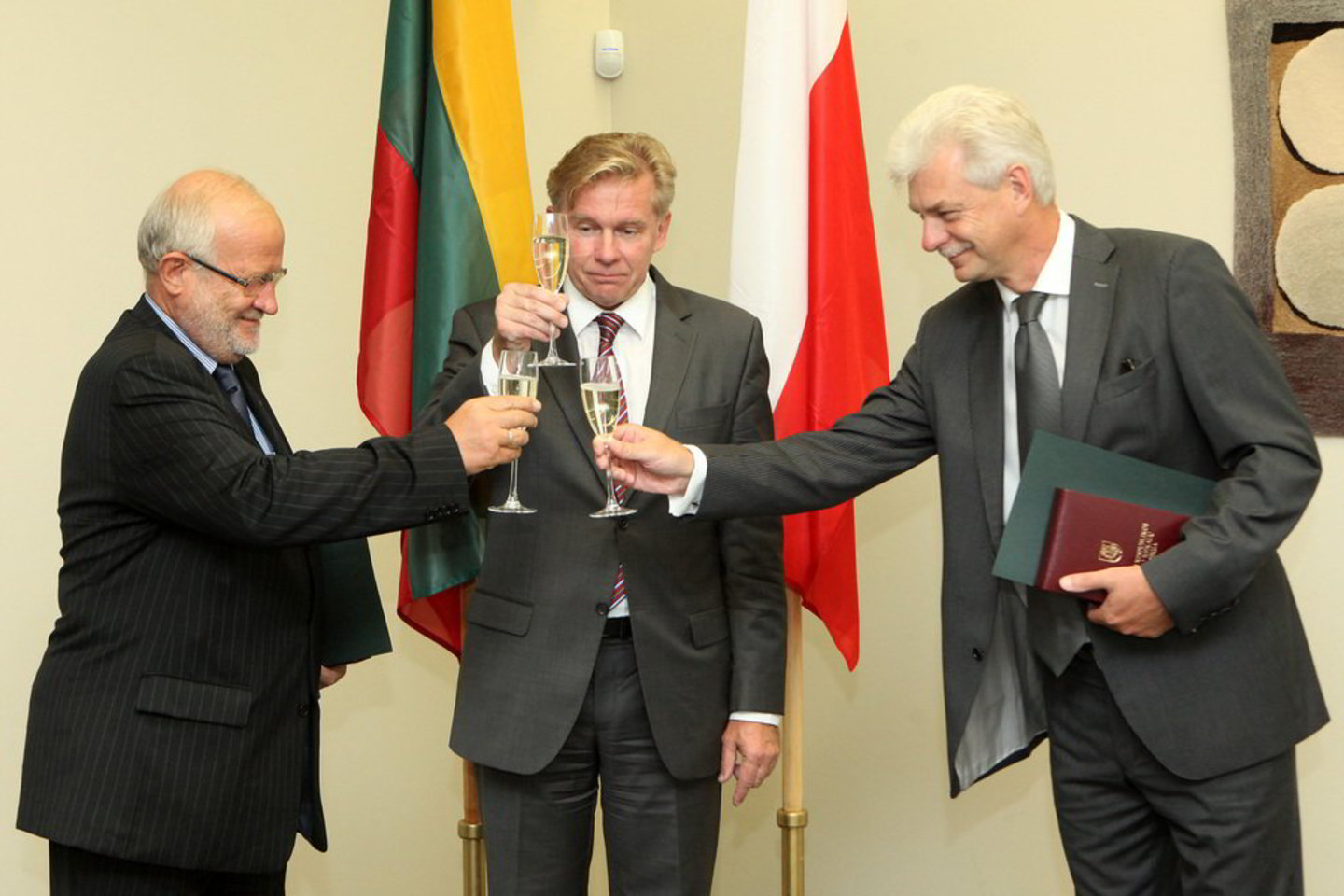 Lietuvos užsienio reikalų ministras A.Ažubalis apdovanojo J.Widackį (kairėje) ir W.Wroblewskį.