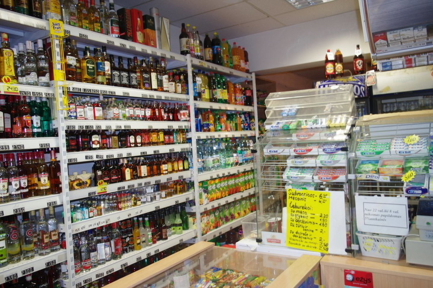 Nors ši įstaiga labiau panaši į alkoholio parduotuvę, oficialiai tai – visą parą veikiantis baras