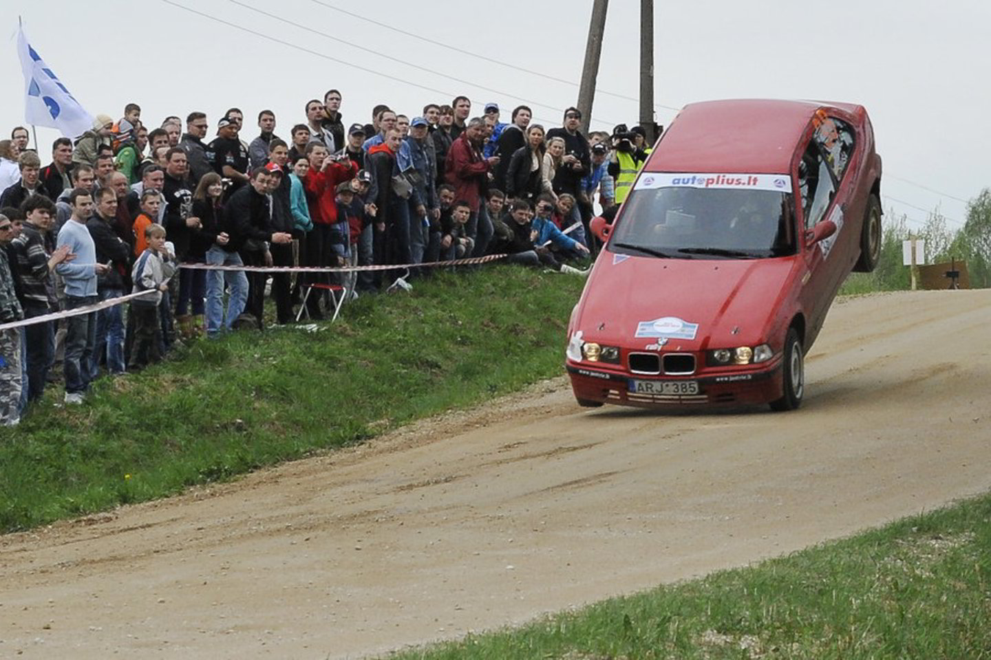 “Classic Rally Druskininkai” prasidės ankstyvą šeštadienio rytą – pirmojo greičio ruožo startas 8 val. 30 min. Iš viso lenktynėse ekipažams įvairia danga reikės įveikti 10 greičio ruožų, jų bendras ilgis 105,2 km.