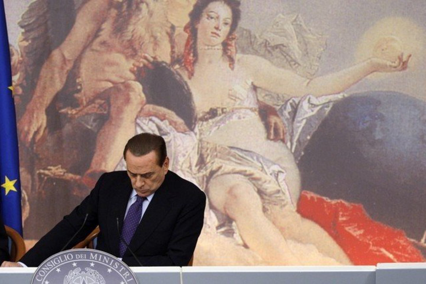 Šalies opozicija ragina atsistatydinti S.berlusconi vadovaujamą vyriausybę.