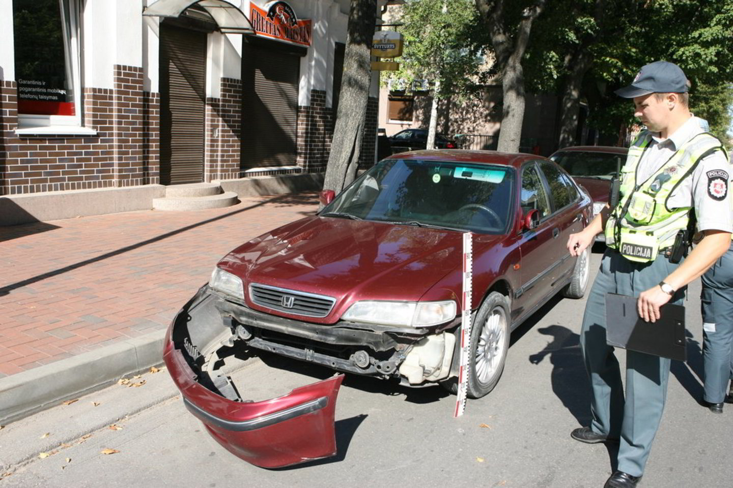 Prie šaligatvio stovėjusiam „Honda“ markės automobiliui nuplėštas bamperis, sulaužytas veidrodėlis.