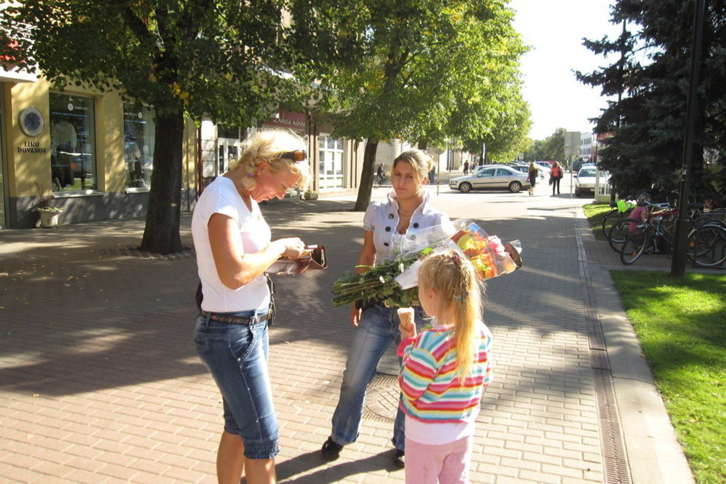 Panevėžio centre gėles dalinančioms užsienietėms pavyksta iškaulinti pinigų iš patiklių praeivių.