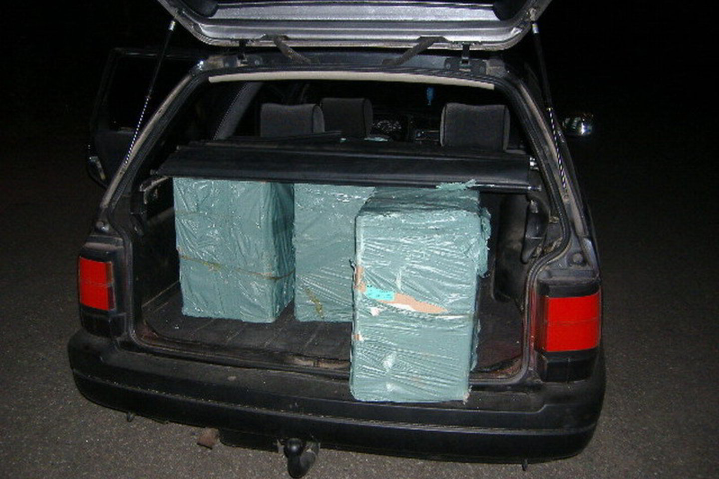 Patikrinus automobilio bagažinę buvo rastos ir paimtos 4 dėžes (2000 pakelių) cigarečių su Baltarusijos banderolėmis.