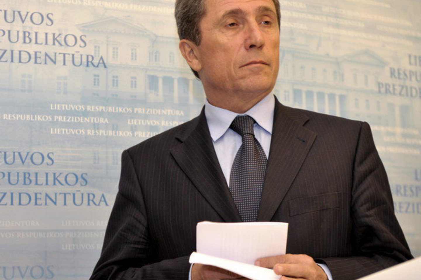 R.Paksas žadėjo iš užsienio reikalų ministro pareigų pašalinti A.Valionį (nuotraukoje).
