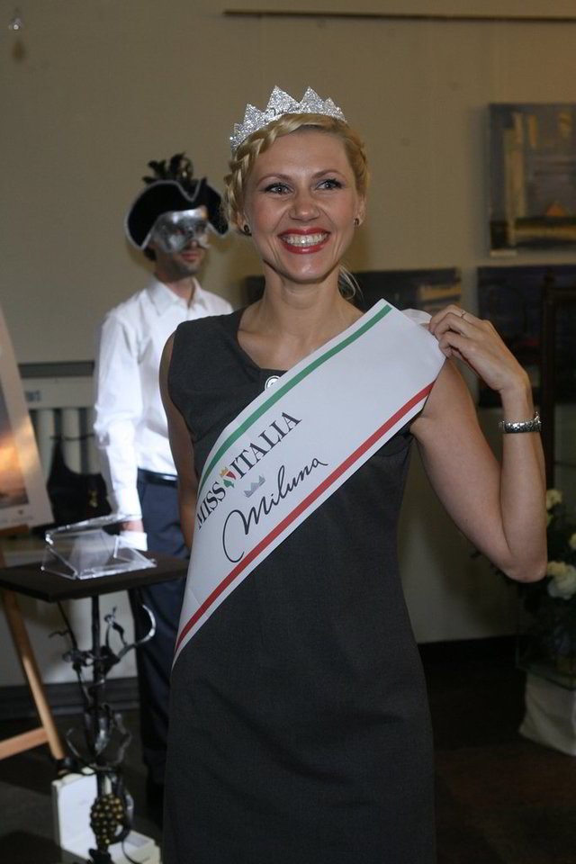 Spacialiai "Mados nakčiai" į Vilnių atvežta "Mis Italija" karūna. Ją galėjo pasimatuoti kiekviena norinti. Šiai pagundai neatsispyrė ir "Misis Lietuva 2010" Vaida Kursevičienė.