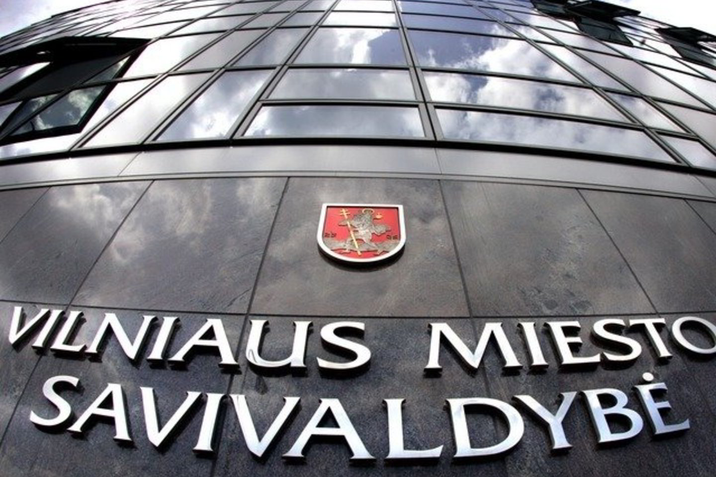 Tolesnio patikrinimo metu buvo nustatyta, kad trys sulaikytieji yra saugos bendrovės darbuotojai, vykdę Vilniaus miesto savivaldybės pastato apsaugą.