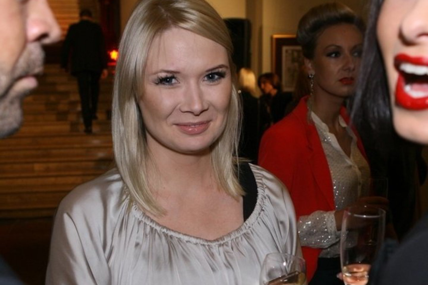 Aktoriaus Vytauto Šapranausko širdies draugė Ieva, matyt, tokio žiedo dar neturi, todėl smalsiai apžiūrinėjo kolegės tviskantį papuošalą.