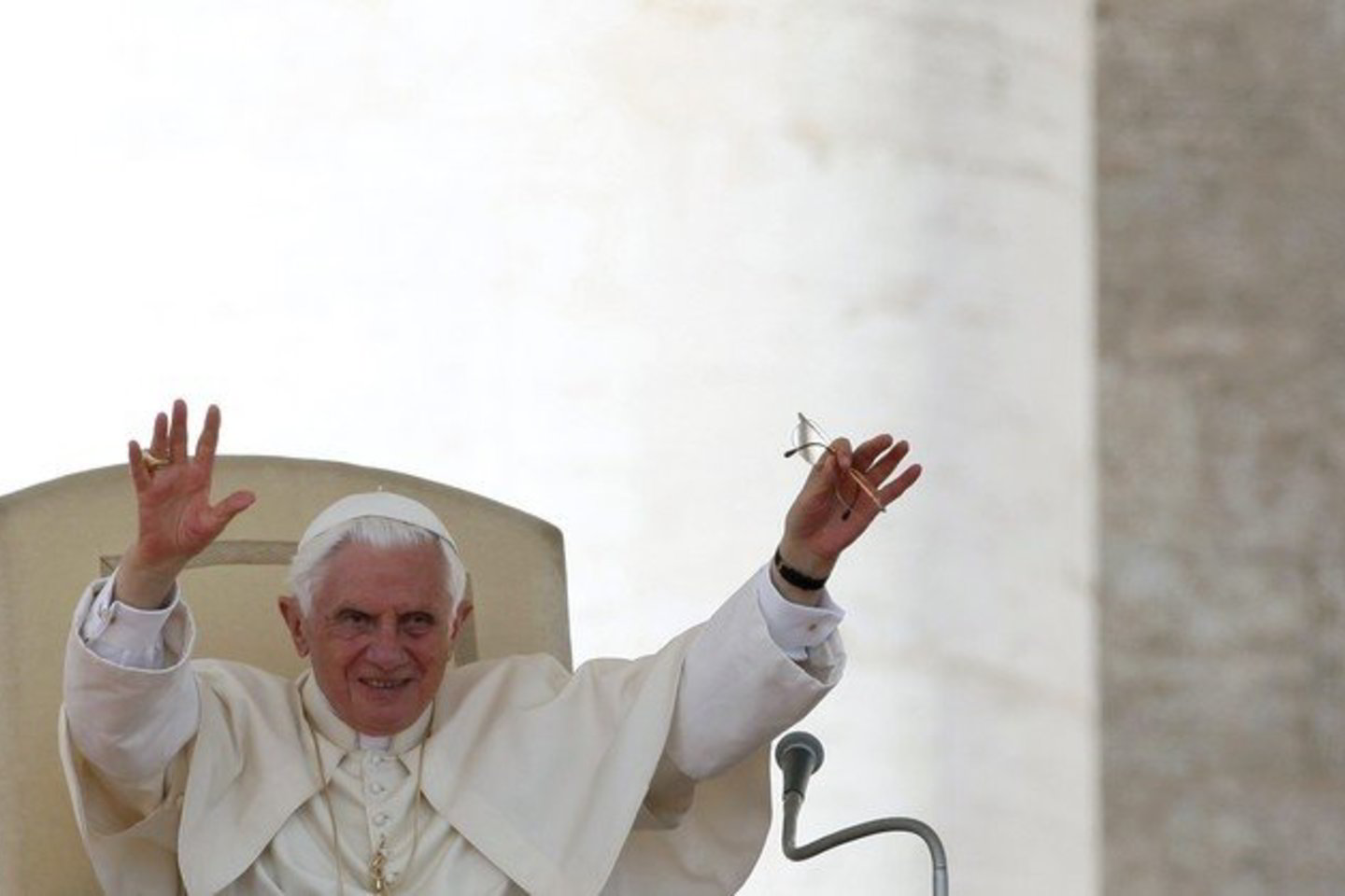 Popiežius Benediktas XVI šeštadienį pasmerkė Dievo vardu vykdomą smurtą.