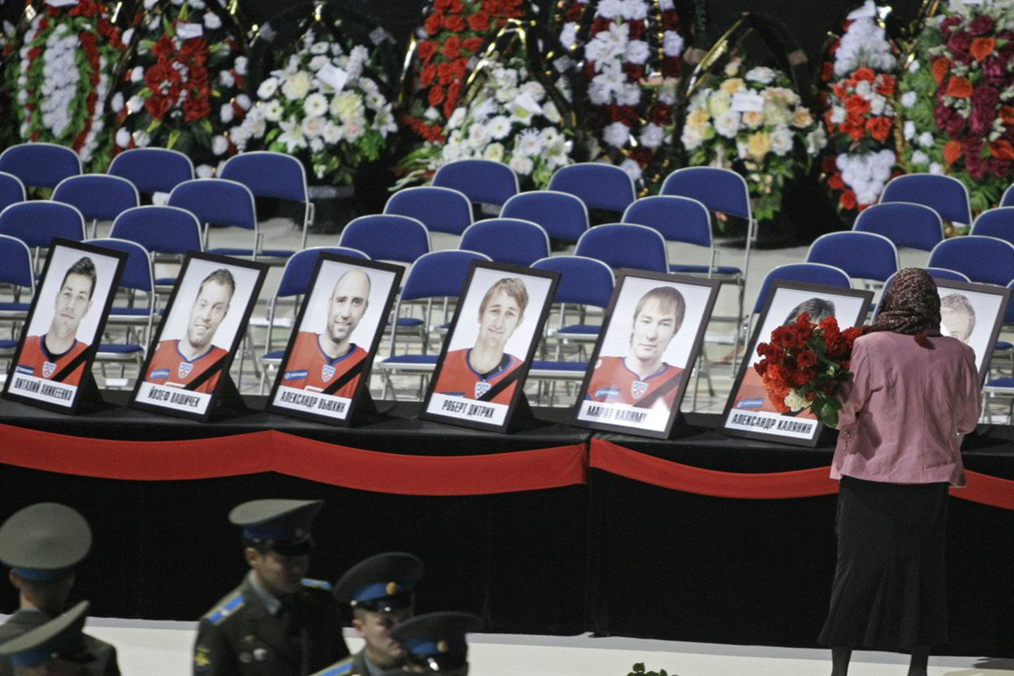 Rusijos Pavolgio mieste Jaroslavlyje prasidėjo atsisveikinimo su rugsėjo 7 dieną žuvusiais lėktuvo Jak-42 katastrofoje ceremonija.