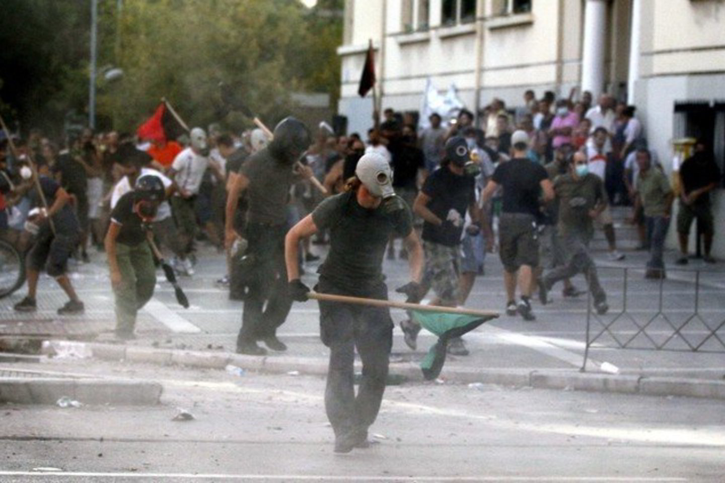 Nepatenkinti valdžios sprendimais graikai išėjo į gatves.