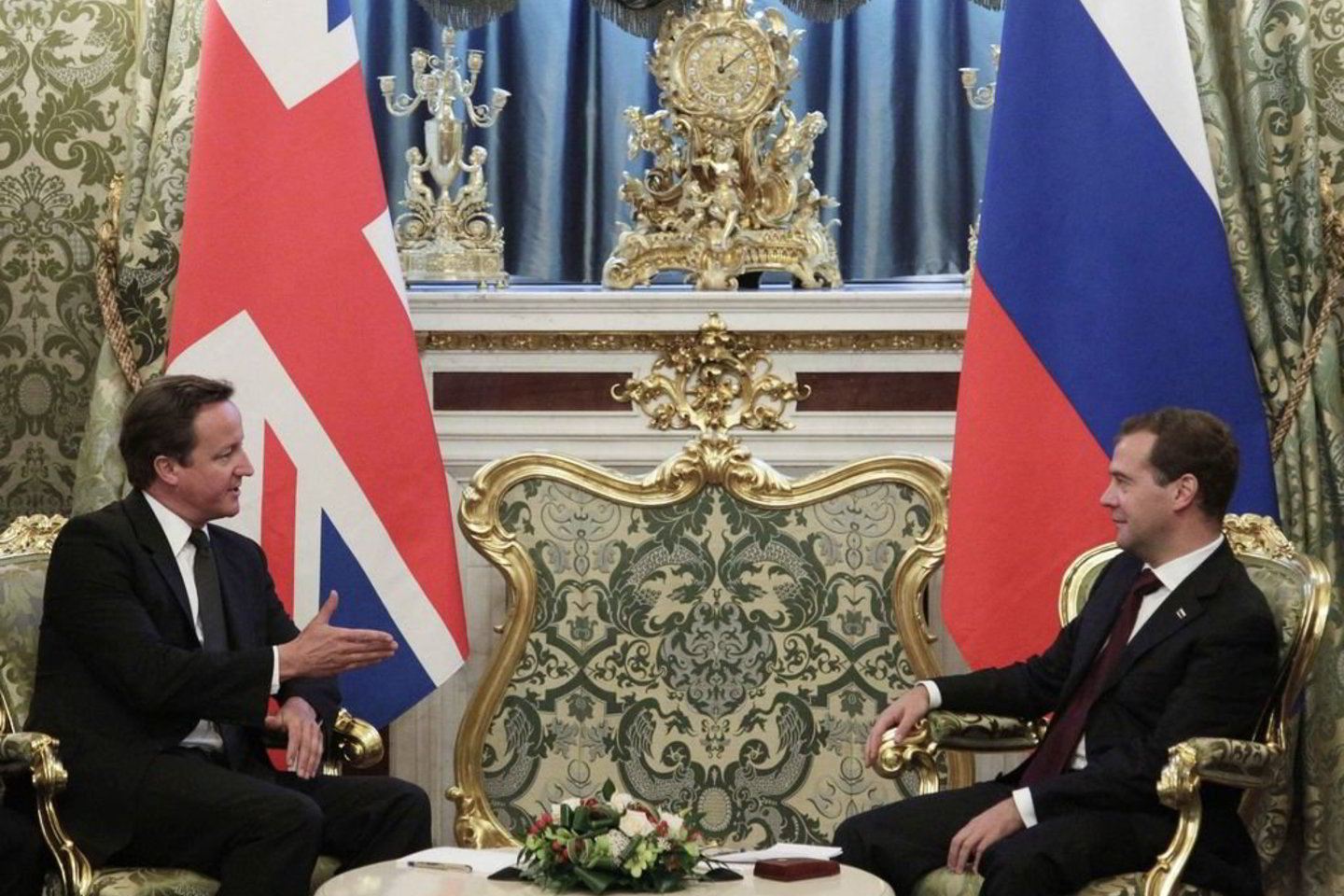 Didžiosios Britanijos premjeras D.Cameronas (kairėje) tikisi, kad pavyks rasti kalbą su Rusijos prezidentu D.Medvedevu dėl A.Litvinenkos bylos.