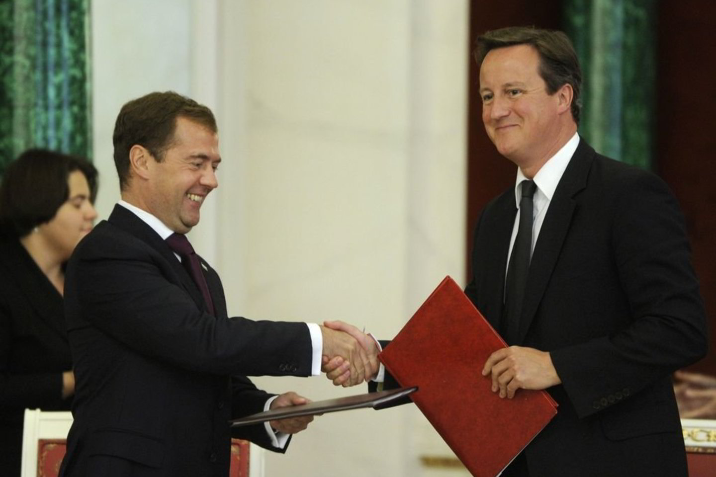 Rusijos prezidentas D.Medvedevas (kairėje) šmaikštavo apie Didžiosios Britanijos premjerą D.Cameroną.