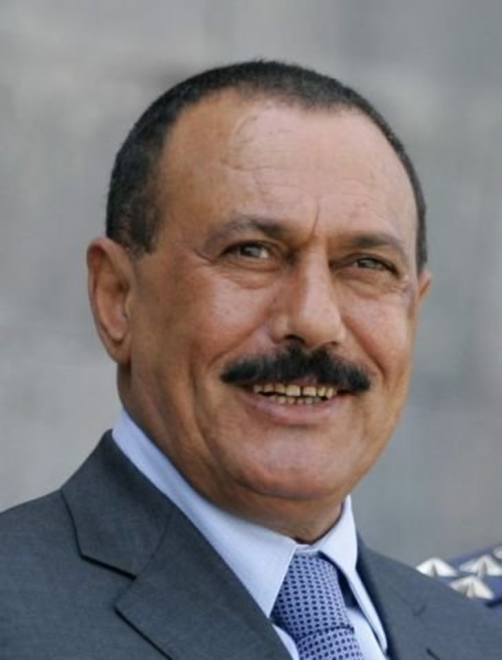 33 metus šalį valdantis prezidentas birželio pradžioje buvo sunkiai sužeistas per jo rūmų puolimą ir nuo to laiko gydosi Saudo Arabijoje.
