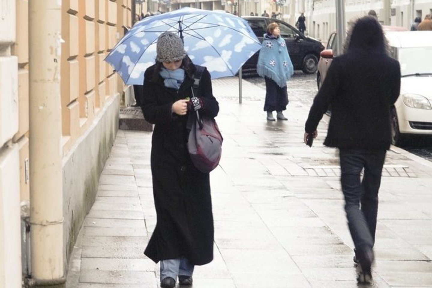 Savaitės viduryje Atlanto ciklonui pasistūmėjus į šiaurės rytinę Europos dalį į Lietuvą atslinks vėsesnio oro banga, stiprės pietvakarių vėjas, dažnės lietūs.
