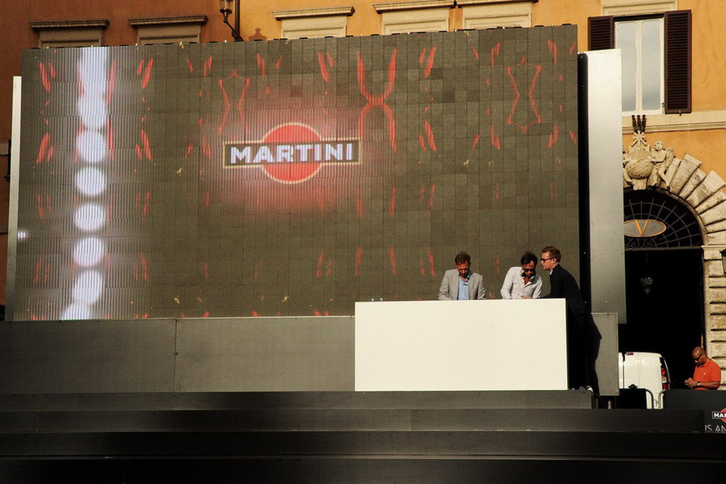 Bendrovė „Martini“ ieško tinkamo žmogaus, kuris geriausiai įkūnytų šį teiginį: „Pabučiuok gyvenimą ir jis tau atsilygins tuo pačiu.“