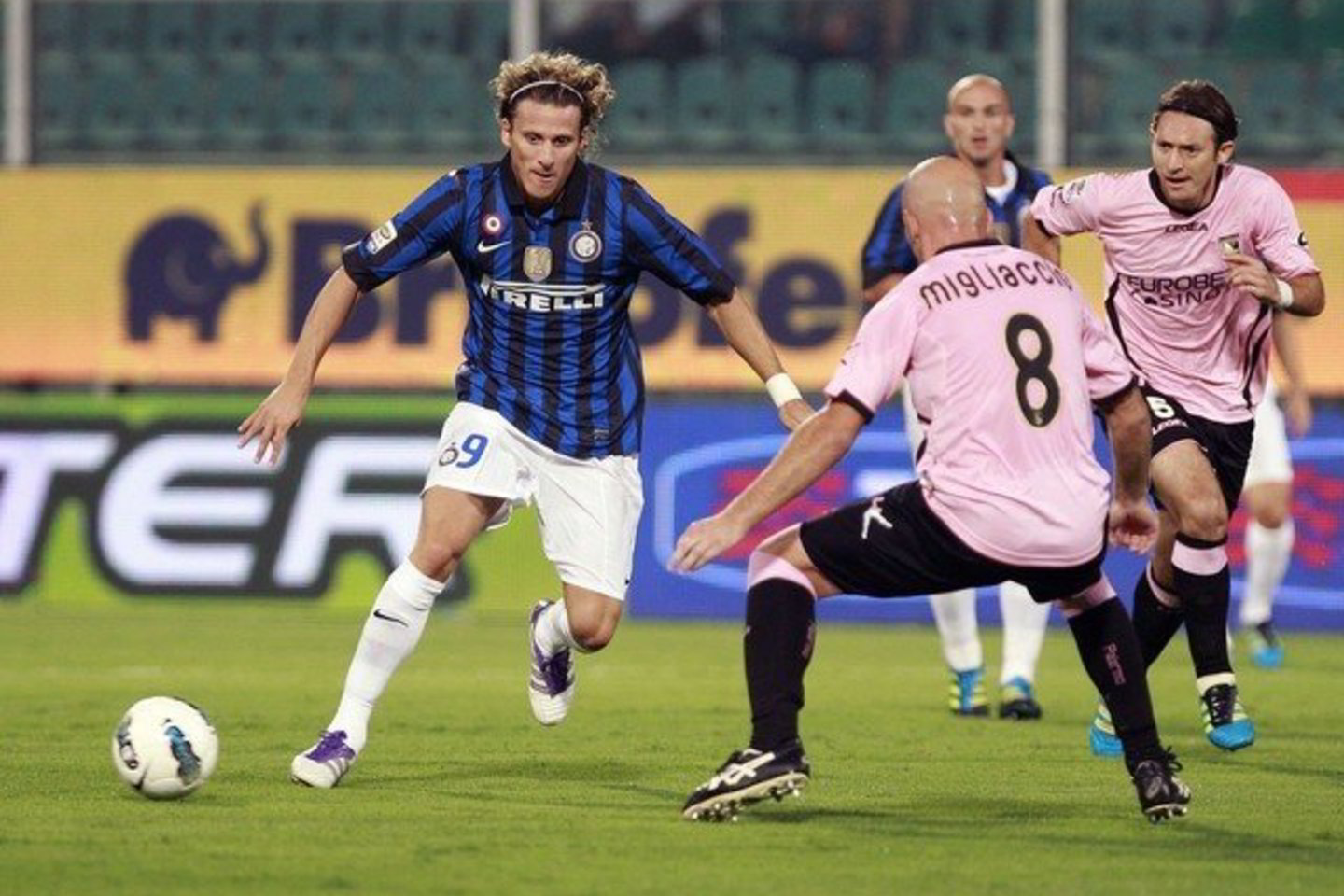 Milano "Inter" (mėlyna ir juoda spalvos) nesugebėjo įveikti "Palermo" komandos.