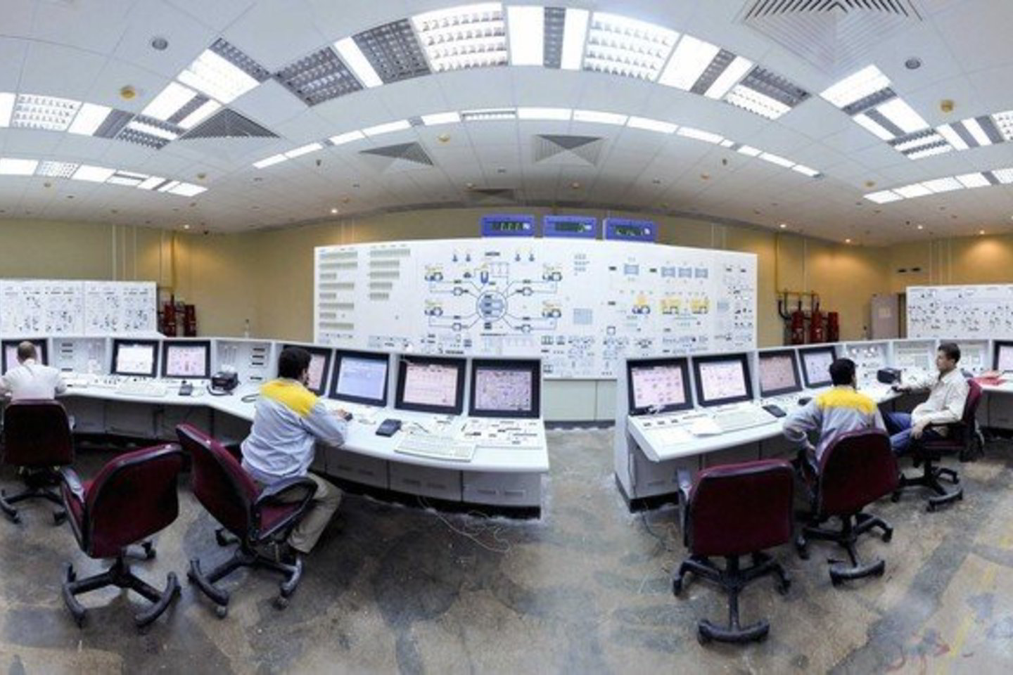 Iranas pradeda Bušero atominės elektrinės veiklą.
