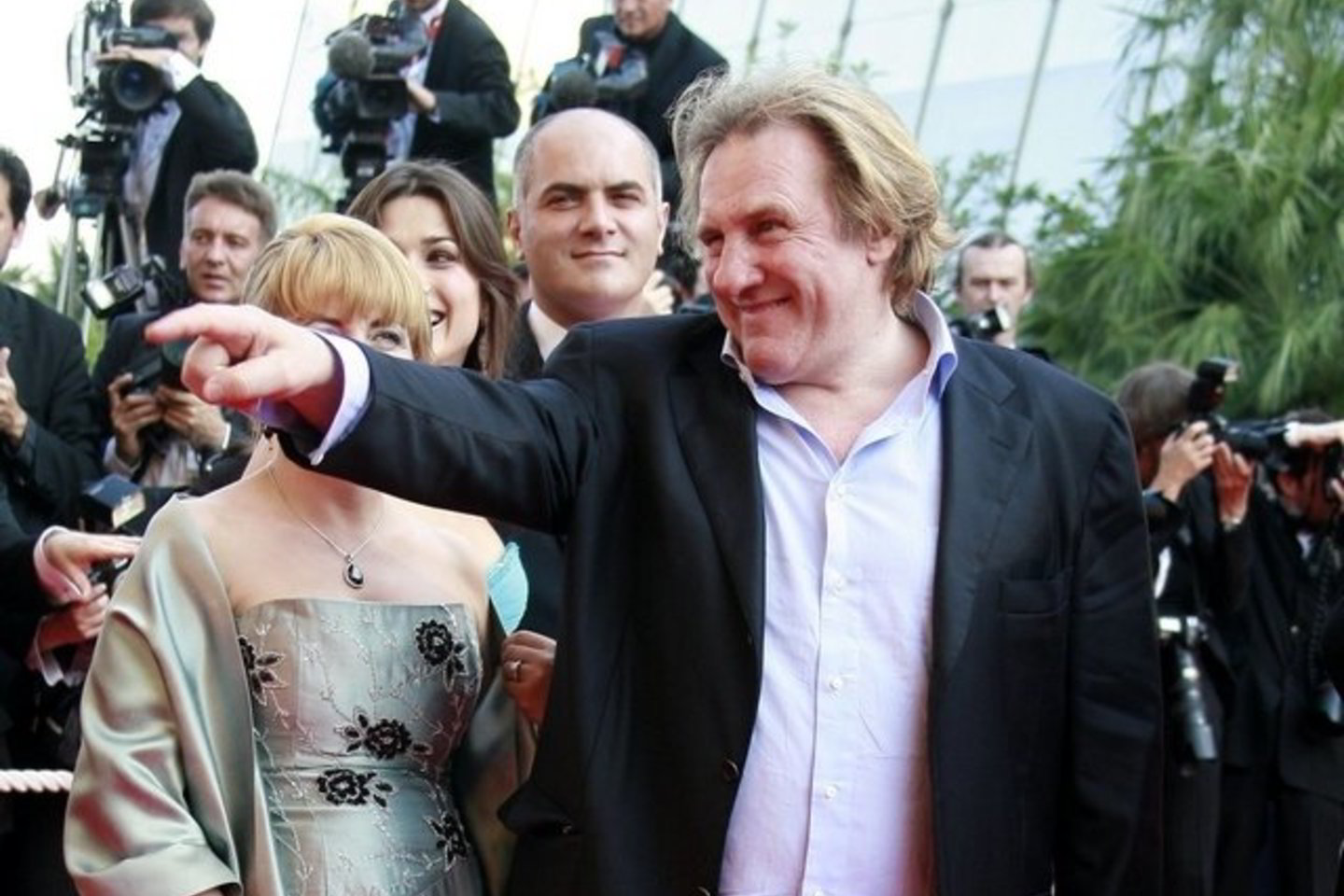 Kai stiuardesė dar kartą atsisakė įleisti jį į tualetą, G.Depardieu pasiskolino tuščią mineralinio vandens buteliuką iš savo draugo ir nusišlapino lėktuvo salone.