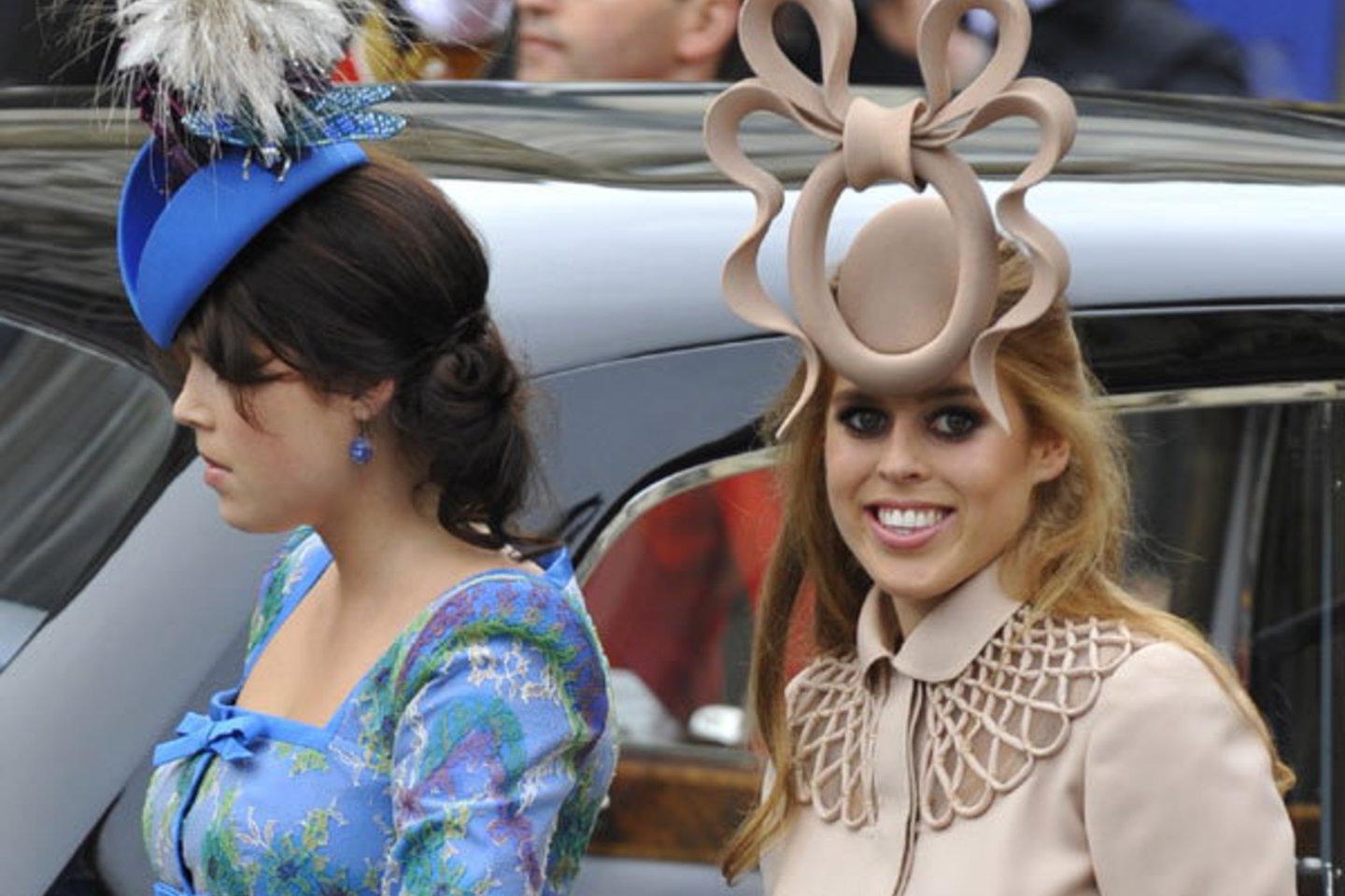 Princesės Beatrice skrybėlė, kuria ji buvo pasipuošusi per Princo Williamo ir Kate Middleton vestuves, "eBay" buvo parduota už kelis šimtus tūkstančių litų.