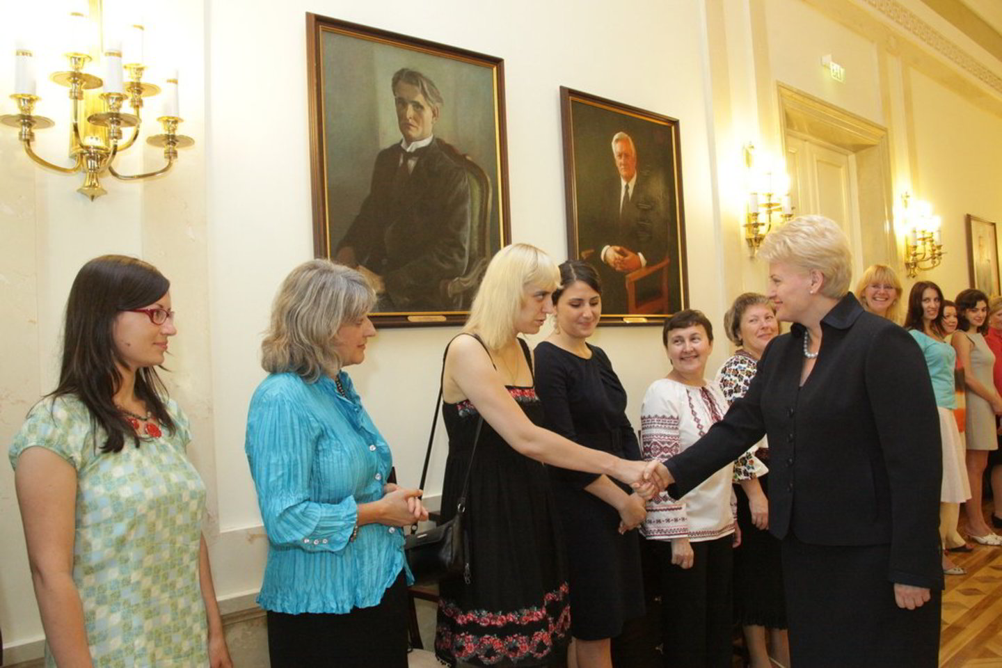 Prezidentė D.Grybauskaitė spaudžia ranką komentaro autorei O.Karač susitikimo su Baltarusijos opozicija metu.