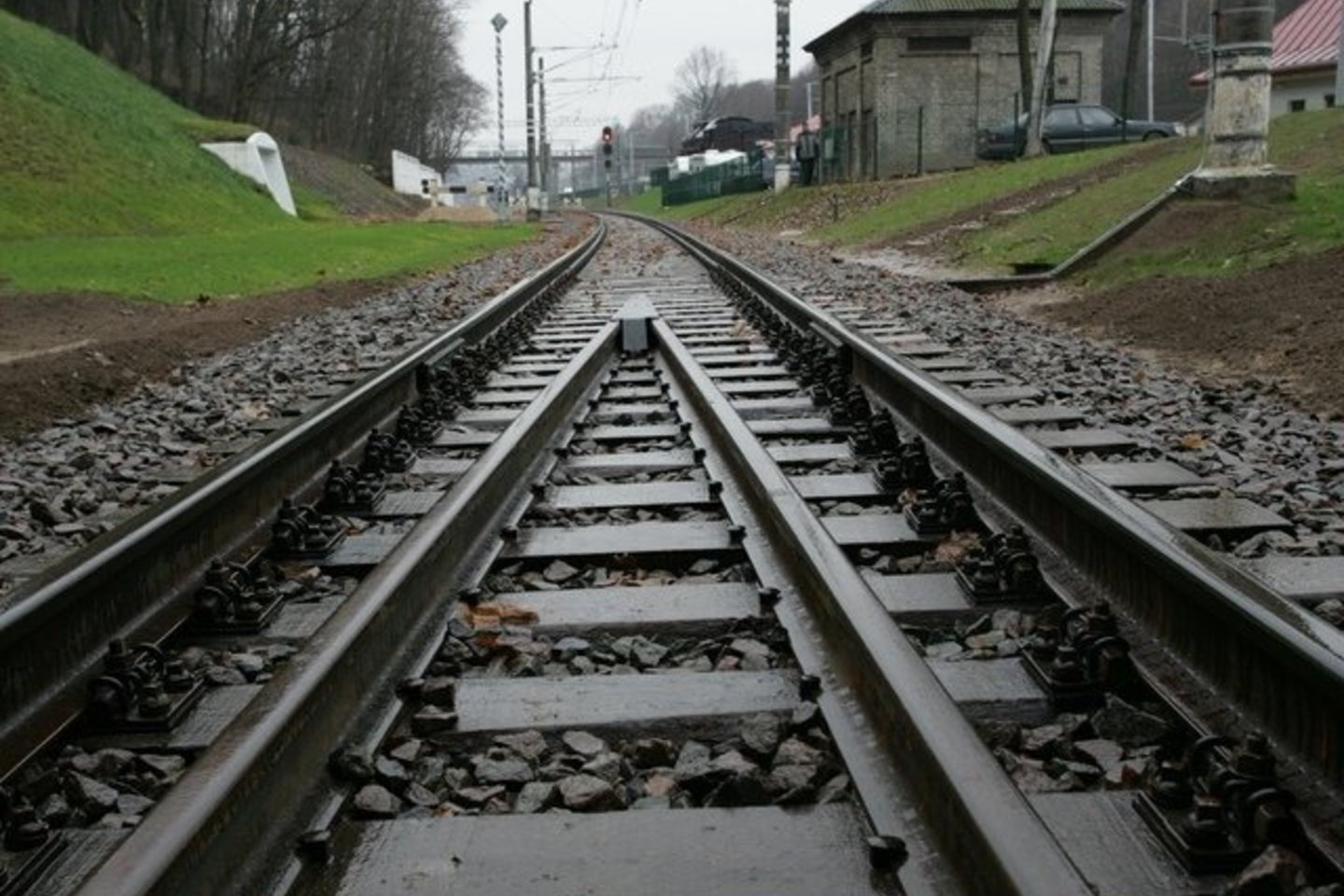 Užsilipęs ant apšvietimo bokšto, vaikinas šūkavo ir skeryčiojosi alaus buteliu.