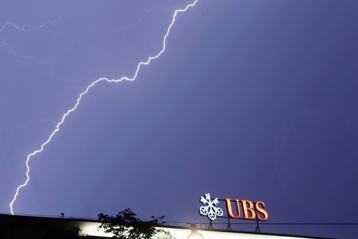 UBS bankas gavo smūgį - neteko 2 mlrd. JAV dolerių.