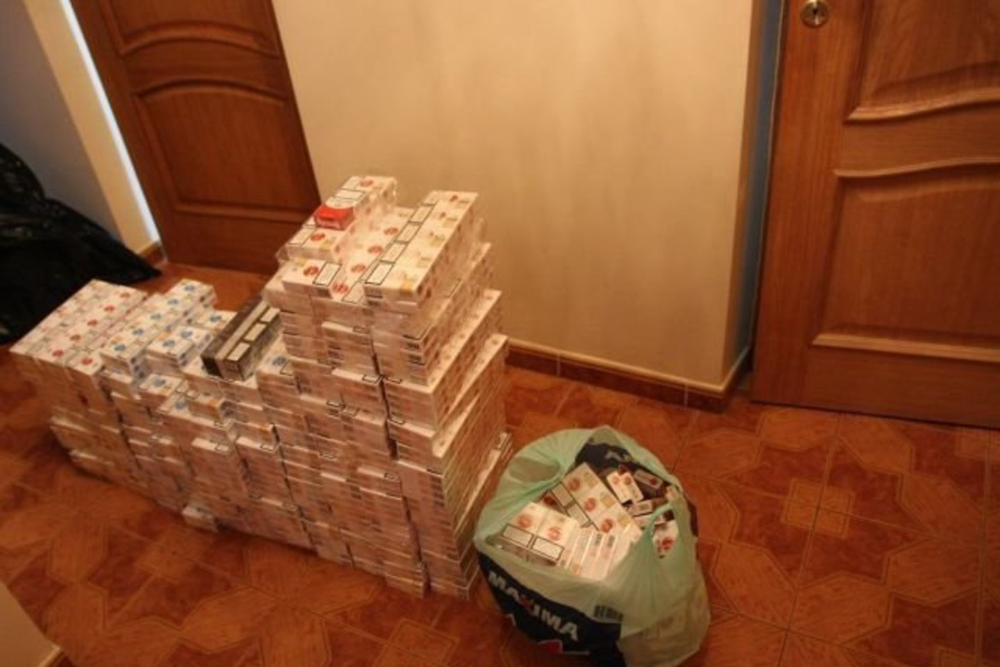 Pareigūnai cigaretes rado per kratą.