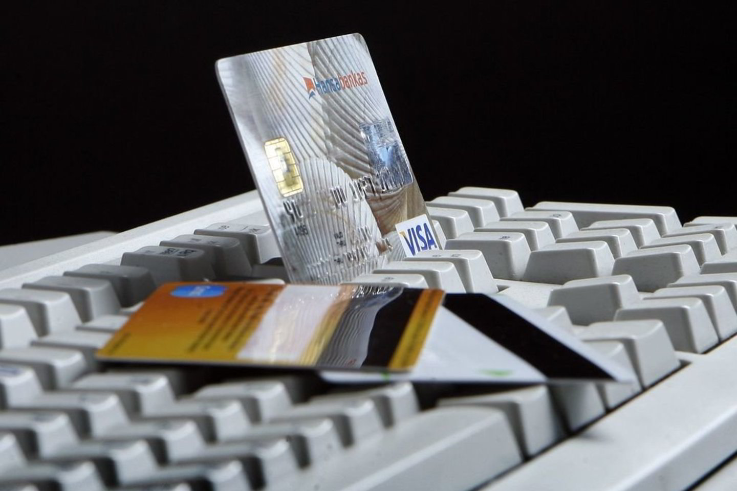 Manoma, kad vienas būdų patekti į sukčių pinkles - neapdairumas, naudojantis elektroninės bankininkystės paslaugomis.