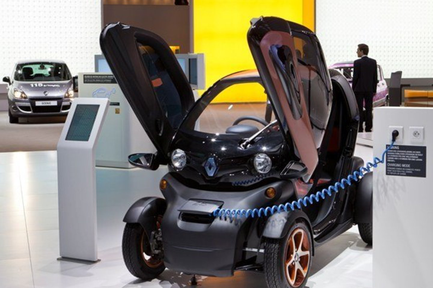 "Renault" stende specialistų laukė daug įdomių naujienų.