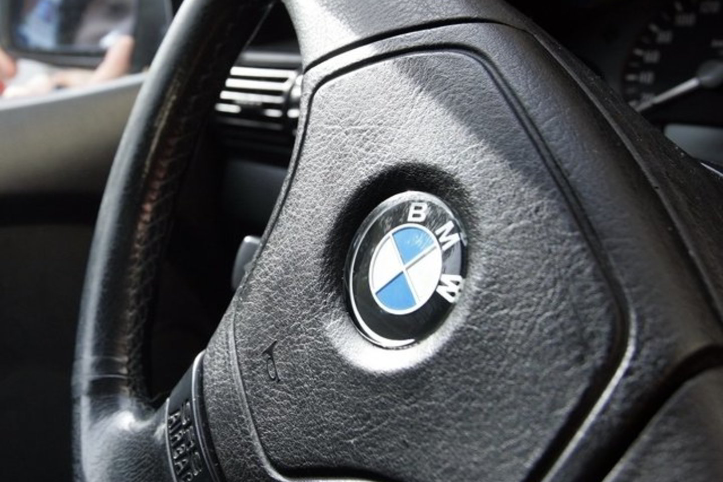 Per apklausą vaikinas prisipažino, jog apšvarinęs net kleis BMW automobilius.