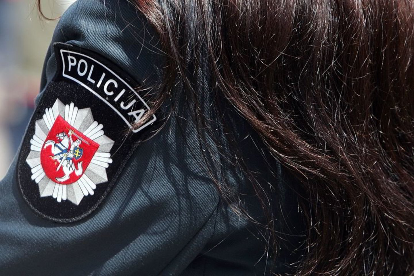 Įsismarkavęs vyras griebė policijos tyrėjai už plaukų.
