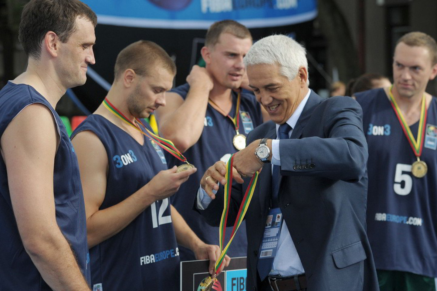 Vyrų grupės finale pergalę po atkaklios kovos šventė "Vanagupės" komanda (mėlyni marškinėliai).