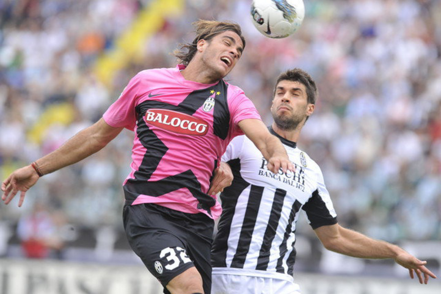 Turino „Juventus“ futbolininkai (kairėje) nugalėjo „Siena“ futbolininkus.