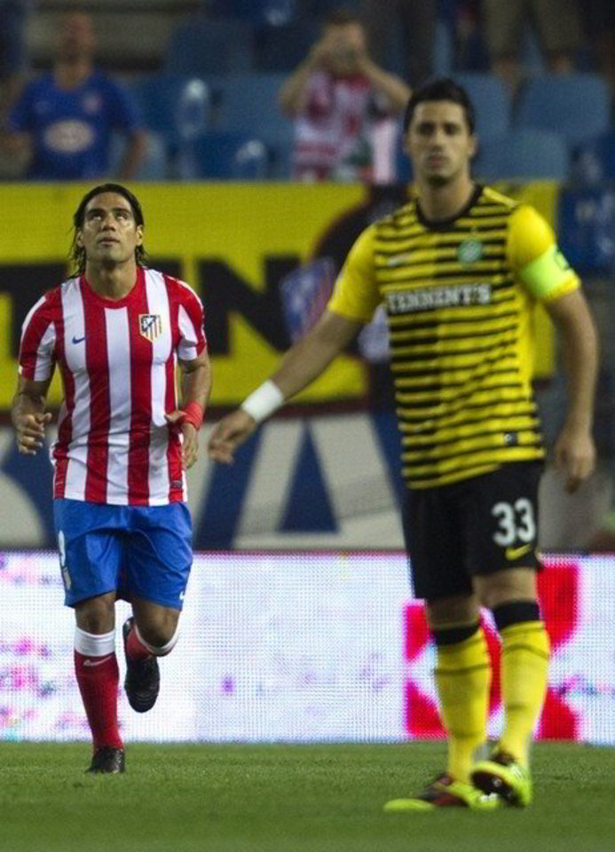 Madrido „Atletico“ futbolininkai (raudona ir balta spalvos) sutriuškino „Racing Santander“ ekipą.