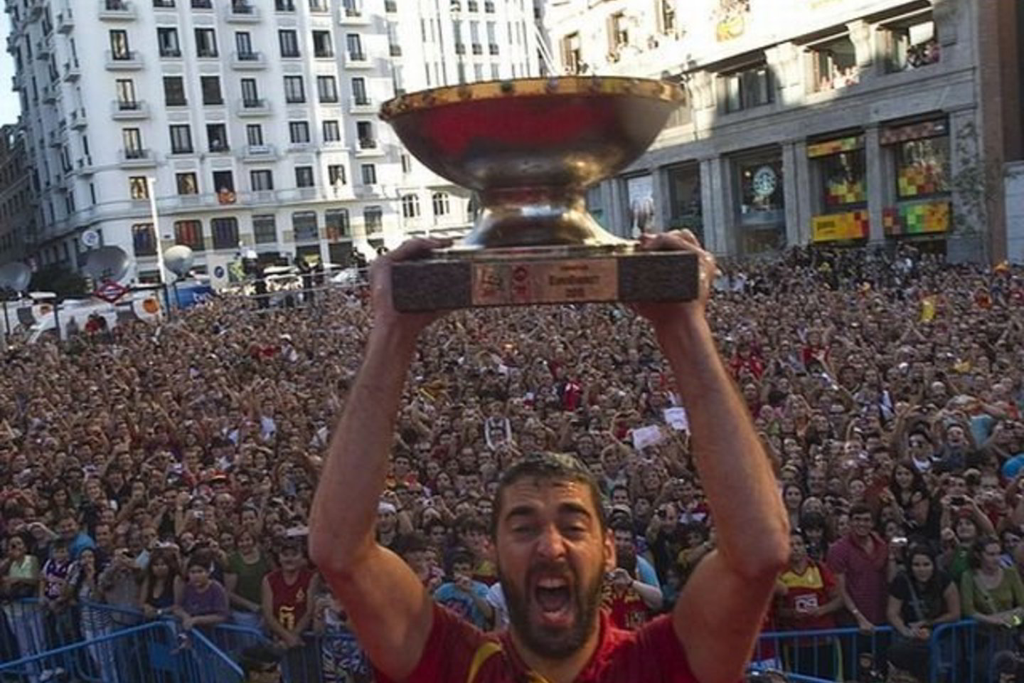 Juanas Carlosas Navarro triumfuoja.